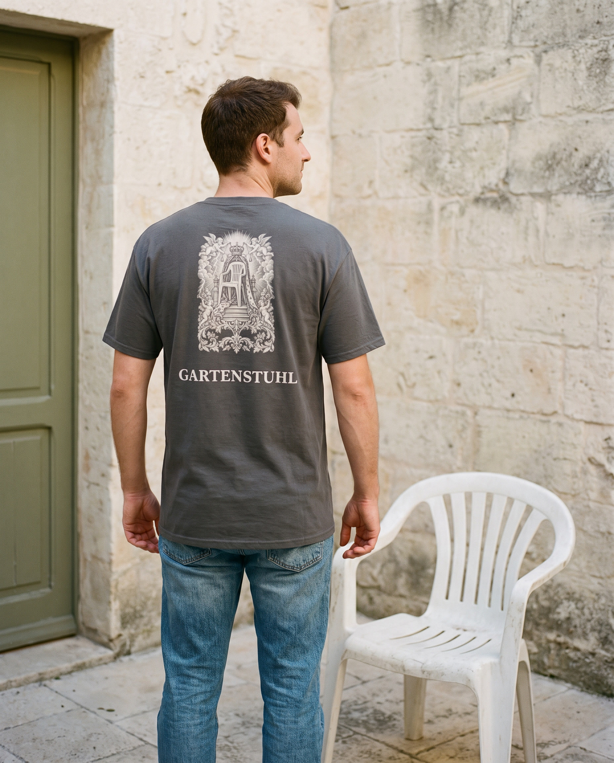 Gartenstuhl-Shirt in Grau, getragen neben einem Gartenstuhl